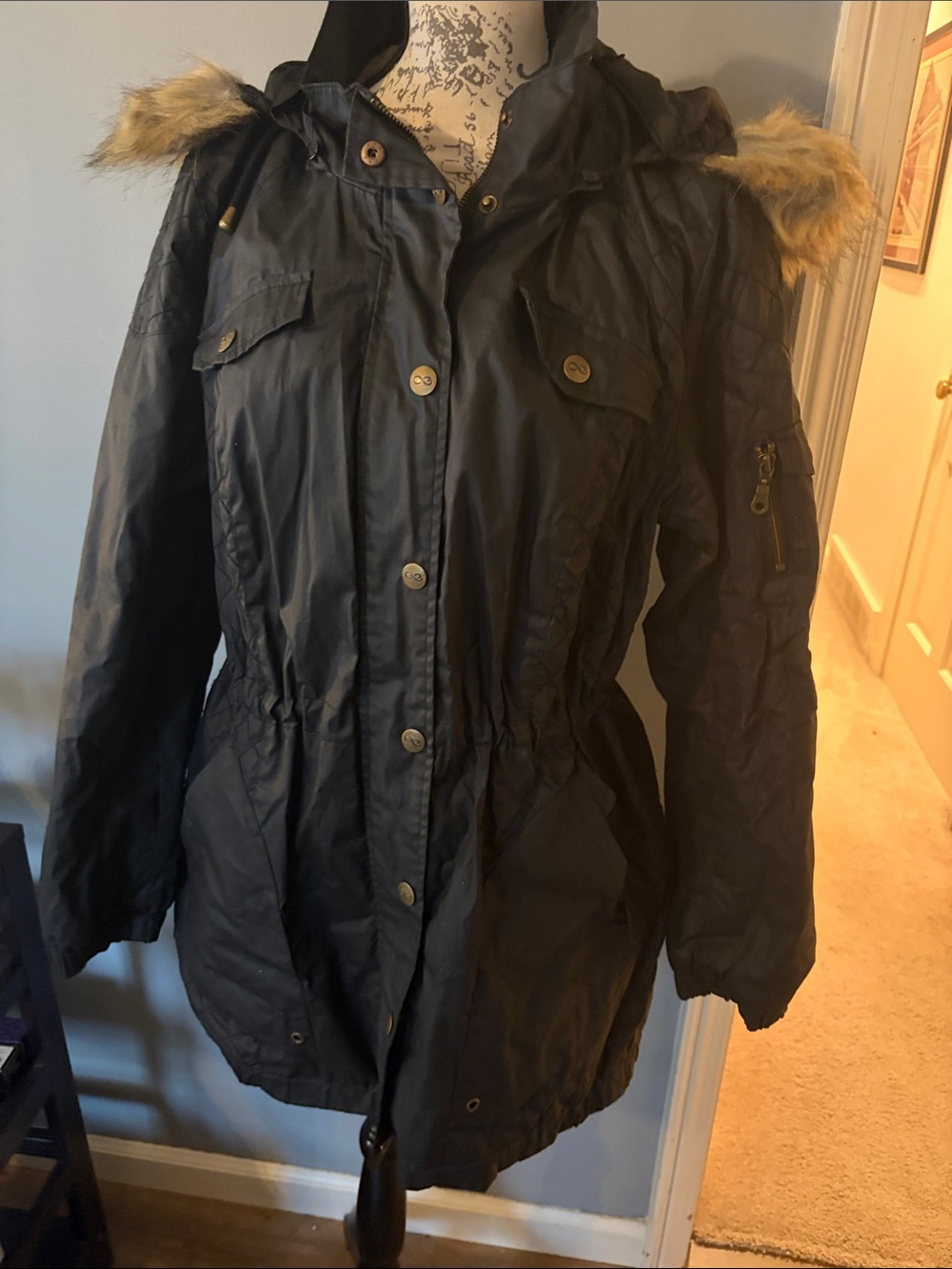 Adorable XL Women's Black Parka Coat with Faux Fur Trim, Pockets Galore!